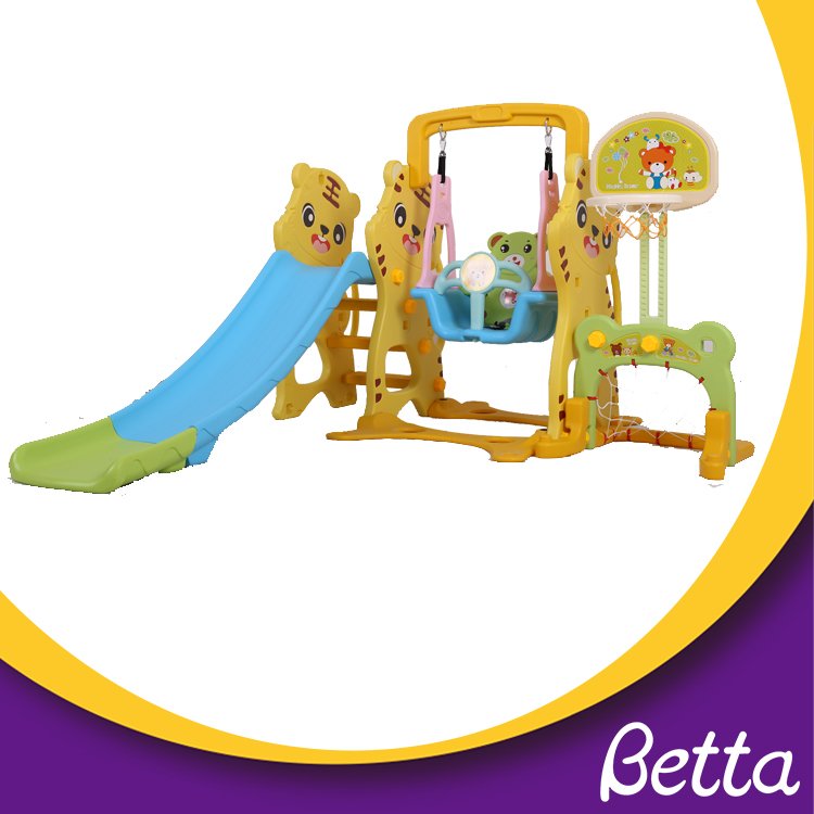 small plastic slide 小型塑料滑梯