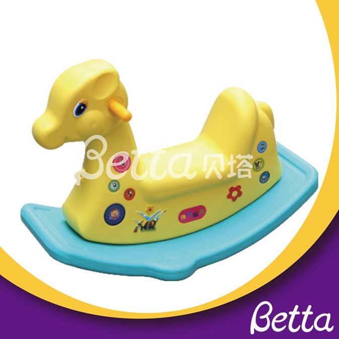 Bettaplay幼儿园设备五颜六色的卡通风格PE材料安全儿童骑在动物上