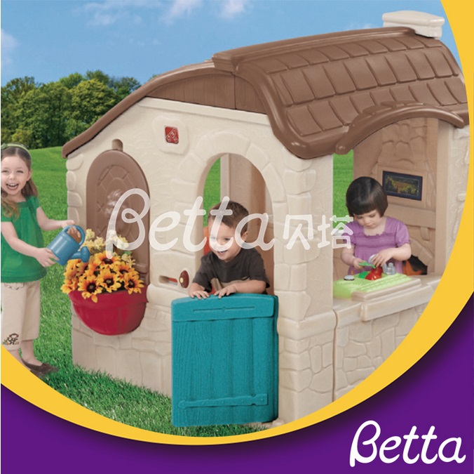 流行设计的彩色户外塑料playhouse.jpg