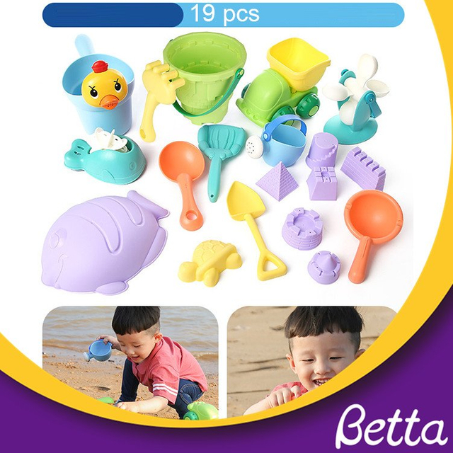 有趣的孩子的塑料沙滩玩具