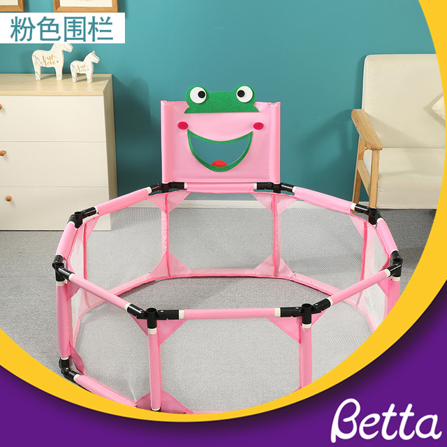 折叠婴儿游戏围场的孩子玩耍