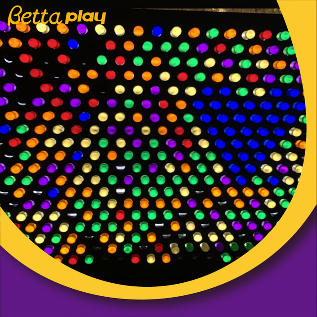 Bettaplay DIY巨大的明亮墙租赁