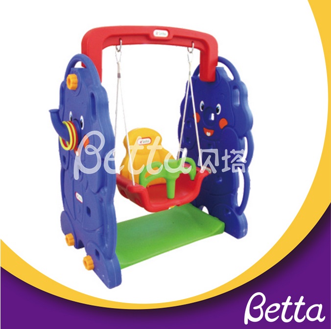 Bettaplay幼儿园室内幼儿玩塑料秋千。