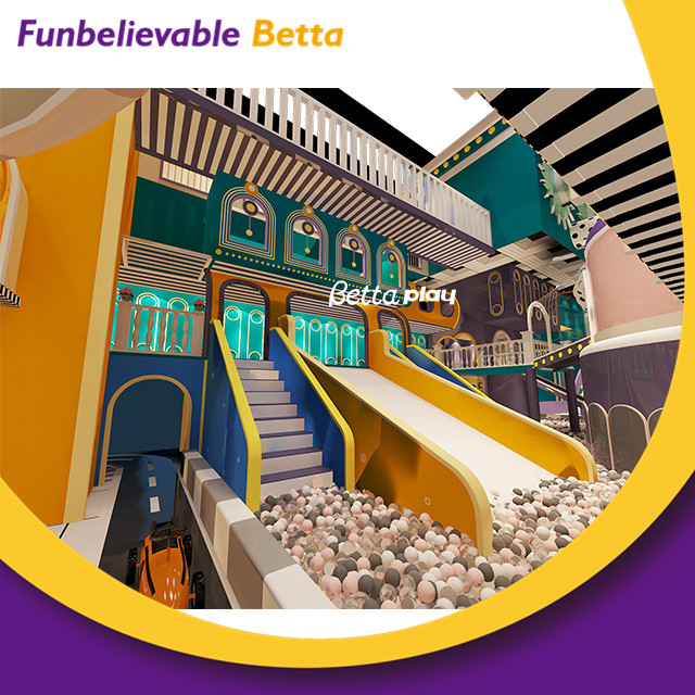 Bettaplay流行的商业室内蹦床公园，配有互动游戏和泡沫坑攀岩墙