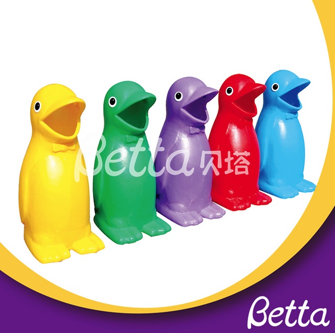 Bettaplay Professional制造的彩色卡通企鹅塑料废物bin.jpg