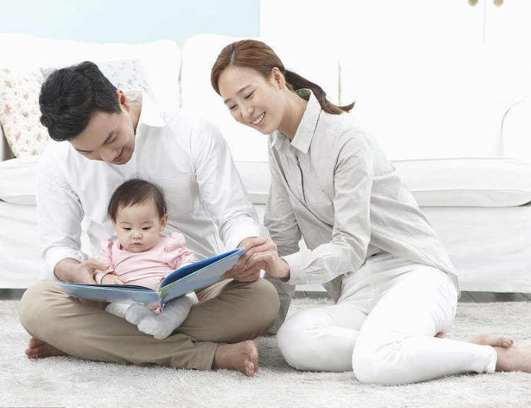 孩子们和父母一起读书