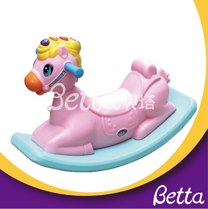 Bettaplay五颜六色的塑料卡通骑行动物，为婴儿摇摆的马。