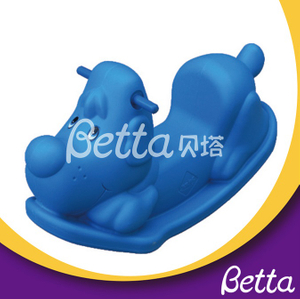 Bettaplay幼儿园设备五颜六色的卡通风格PE材料安全儿童骑动物