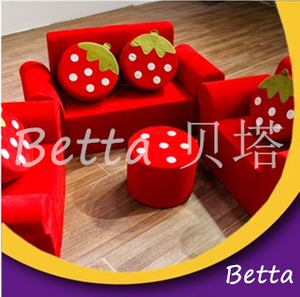 Bettaplay安全舒适的木制孩子的室内小型软戏沙发与草莓图案