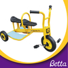 简单的金属孩子三轮车