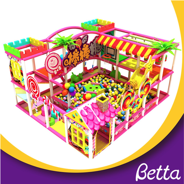 孩子们玩婴儿游乐场设备室内的业务 