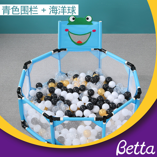 折叠婴儿游戏围场的孩子玩耍