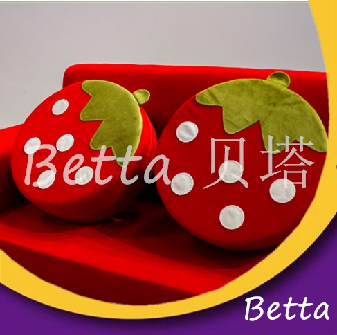 Bettaplay安全舒适的木制孩子的室内小型软戏沙发与草莓图案