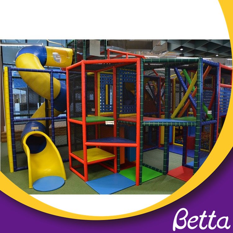 餐厅的螺旋管滑梯