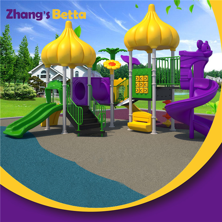 带有各种幻灯片的后院游乐场