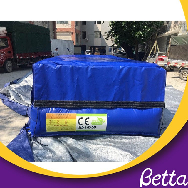 为了安全起见，巨型蹦床乐园跳动安全气囊 