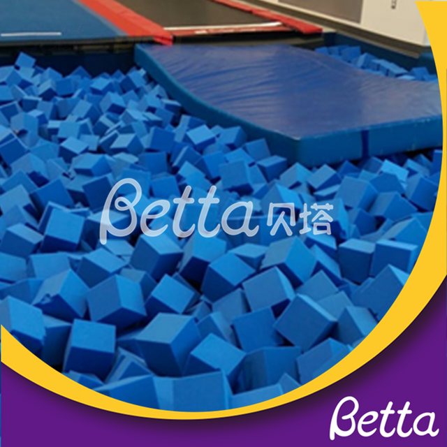 Bettaplay泡沫立方体盖和泡沫立方体的泡沫坑