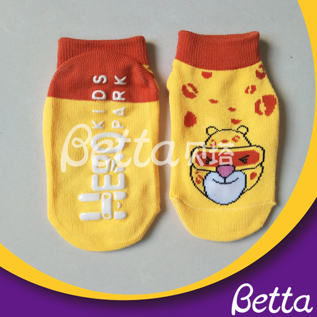 2019年Betta批发非滑袜子瑜伽蹦床袜子制造商