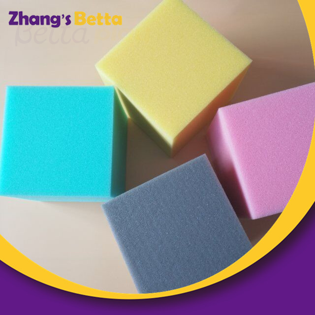 儿童公园泡沫坑盖和儿童玩具